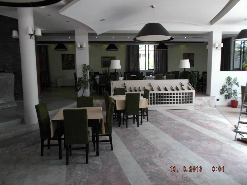 Sirena Hotel Tushemisht Exterior photo