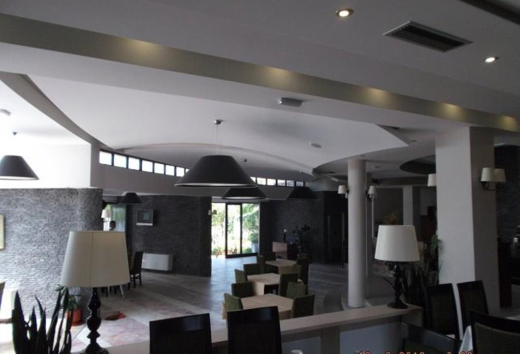 Sirena Hotel Tushemisht Exterior photo